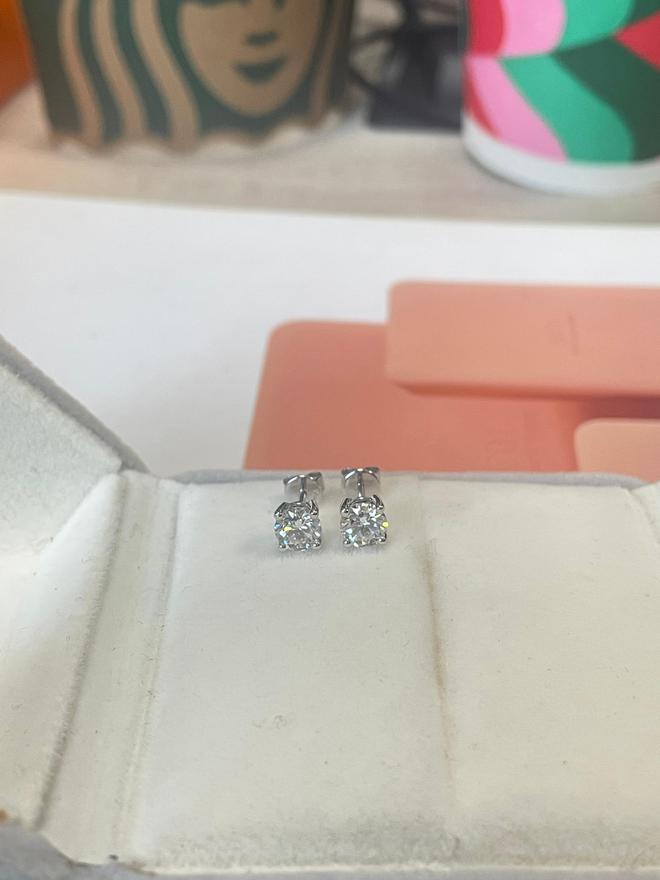 石耳钉让你的耳朵闪耀夺目!开元棋牌网站太美啦!四爪钻(图1) 石耳钉让你的耳朵闪耀夺目!开元棋牌网站太美啦!四爪钻(图1)